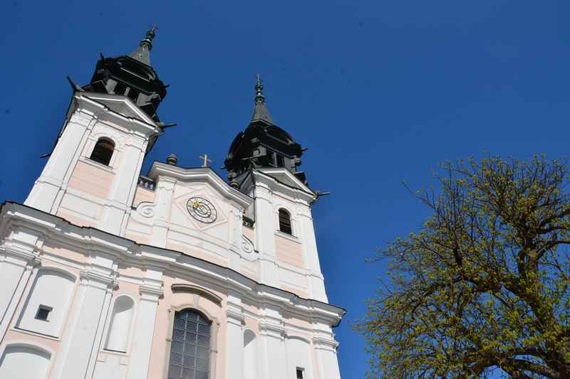 Die bekannte Wallfahrtskirche "Sieben Schmerzen Mariae" am Pöstlingberg in Linz