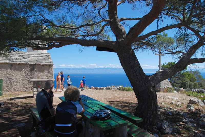 Losinj wandern: Das ist die Kapelle St. Ivan mit der Bank samt Brotzeittisch.