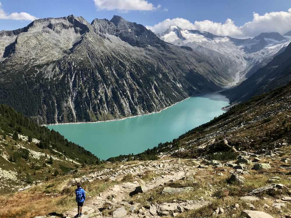 Und so siehst du den Schlegeisspeicher Stausee von oben bei unserer Wanderung  mit Kindern in den Zillertaler Alpen. Am See kannst du mit dem  Kinderwagen wandern. 