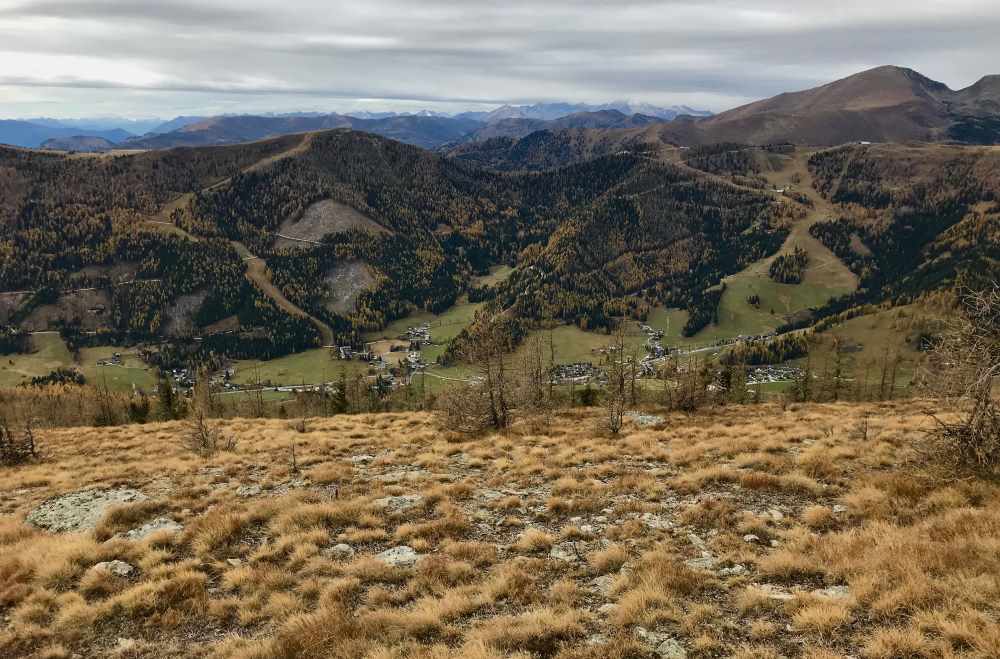 Das ist der Ausblick in Richtung St. Oswald bei Bad Kleinkirchheim, mit dem Rosenock