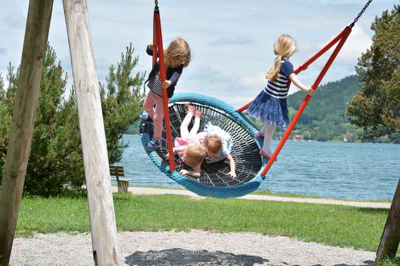 Das ist die Korbschaukel am Spielplatz in Bad Wiessee