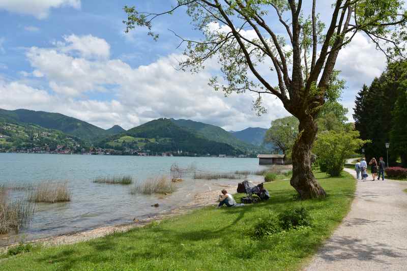 Das ist der breite Wanderweg direkt am Tegernsee in Bad Wiessee