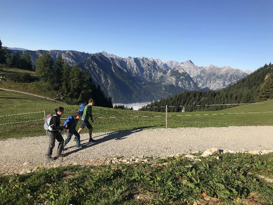 Von der Rofanseilbahn geht es hinein ins Wandergebiet Rofan - mit Blick auf´s Karwendel