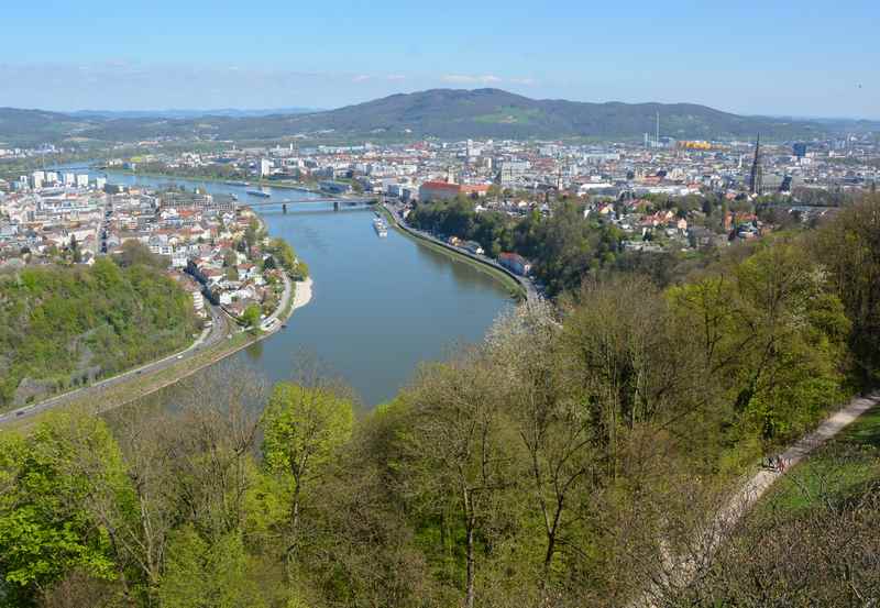 Der Blick über die Stadt Linz und die Donau beim Wandern mit Kindern am Freinberg