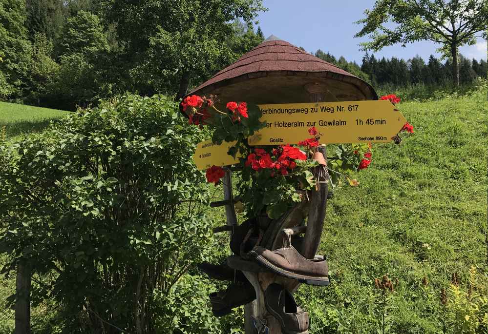 Hier zweigen die beiden Wanderwege zur Gowilalm ab - 616 links im Wald, 617 rechts über die Wiesen