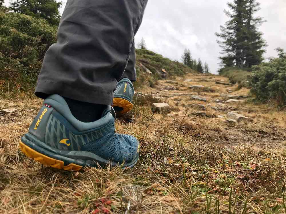  Für leichte Wiesen-Wanderungen reichen definitiv niedrige Schuhe 