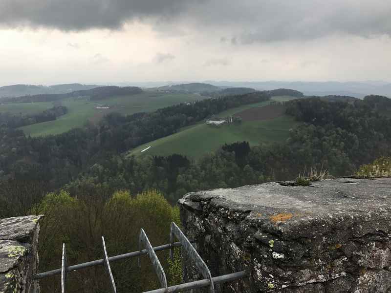 Der Blick auf das Hausruckviertel von der Ruine Stauf