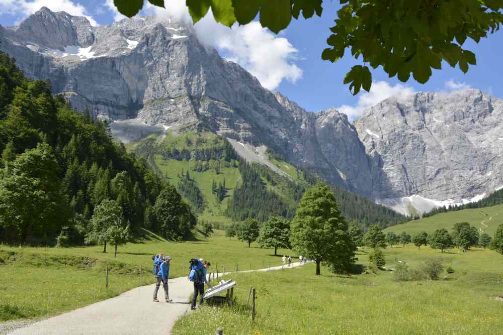 Der breite Weg vom Parkplatz zur Engalm - geht auch zum Wandern mit Kinderwagen