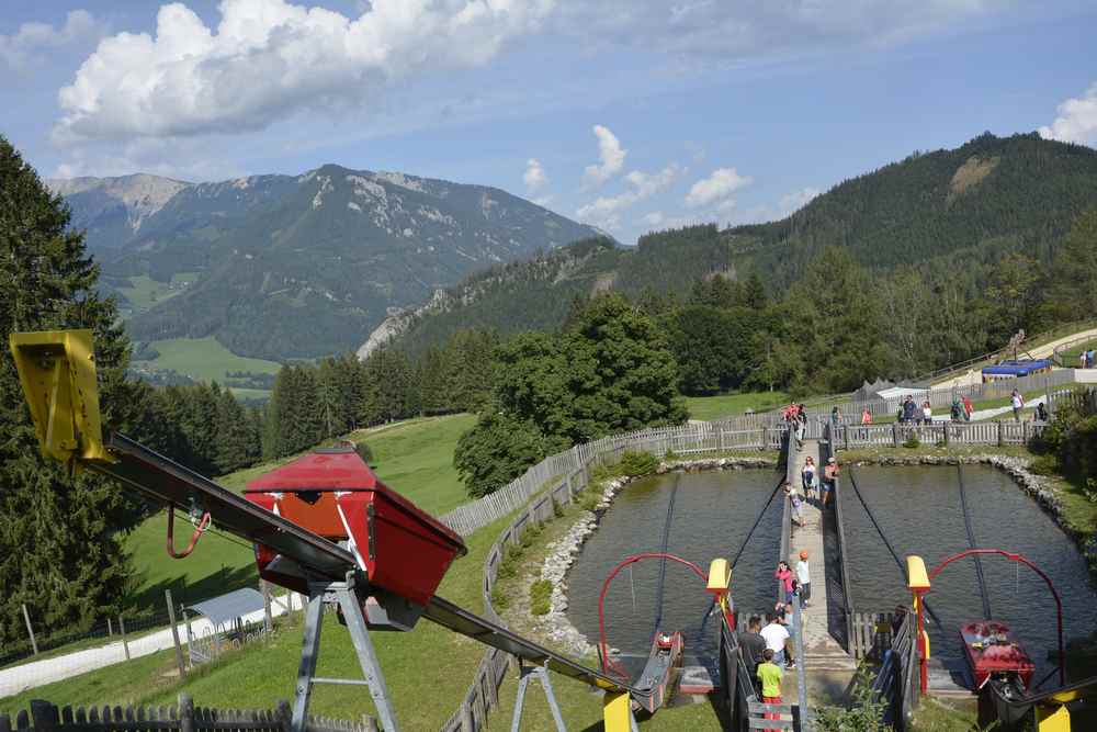 Das ist der Blick von oben auf die beiden Wasserbahnen - mit dem Boot zuerst nach oben...