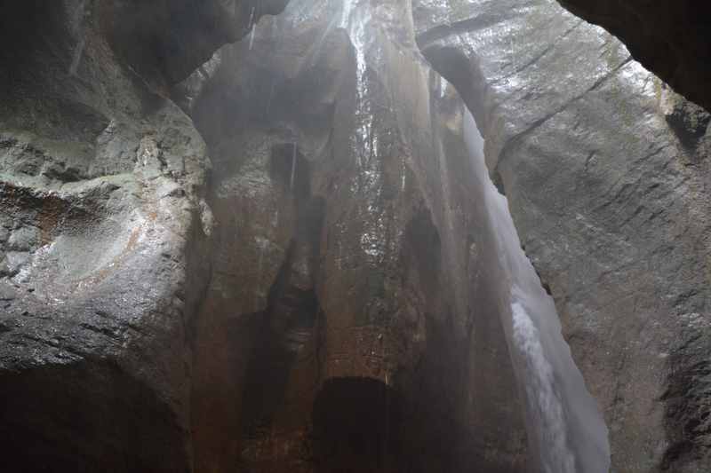 Zig Meter fällt der Wasserfall am Gardasee durch die engen Felsen, ein Erlebnis mit Kindern in Riva