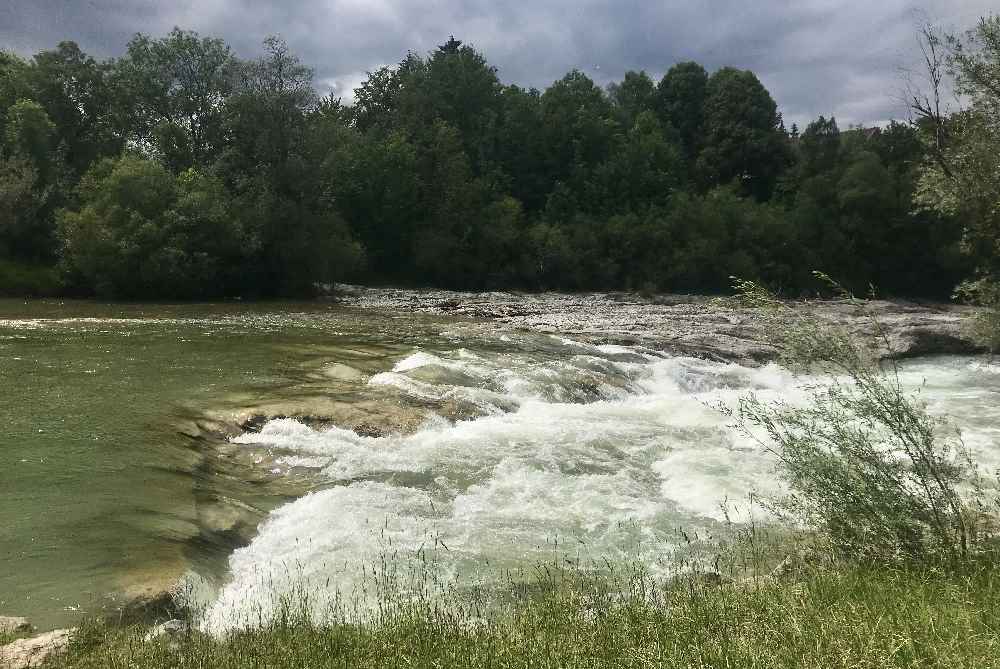 Isarradweg mit Kindern: Auf dem Weg in Richtung Bad Tölz - der Wasserfall der Isar 