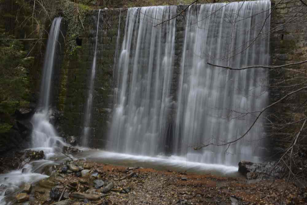 An dieser Mauer fällt das Wasser metertief und bildet diesen Wasserfall