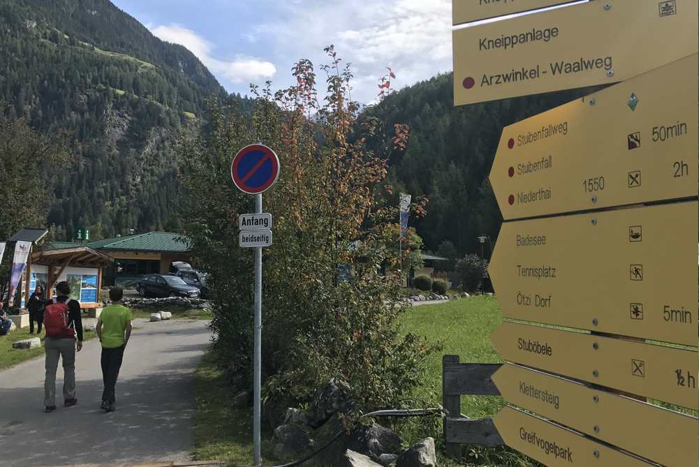 Vom Parkplatz gehen wir den breiten Wanderweg in Richtung Ötzidorf