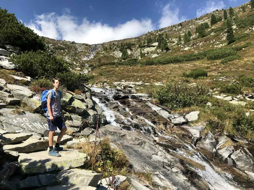 Der Wasserfall zwischen Olperer Hütte und Schlegeis Speicher liegt am Wanderweg