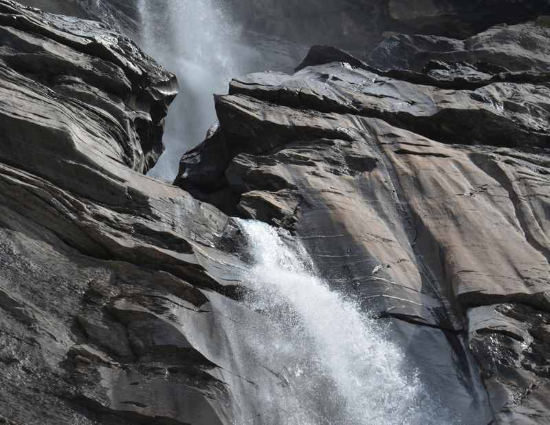 Der Wasserfall am Segnesboden in Graubünden