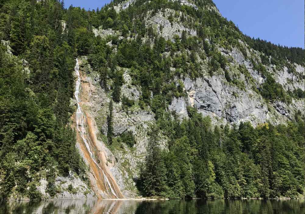 Auch der Drei Seen Tour zu sehen:  Der hohe Wasserfall fließt vom Beerenkogel in den Toplitzsee