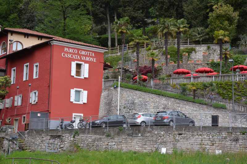 Bis hierhin zum Gebäude geht unsere Radtour am Gardasee zum Wasserfall Varone