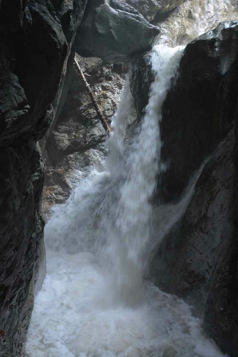  Ein großte Wasserfall in der Vorderkaserklamm sorgt für Aufmerksamkeit 