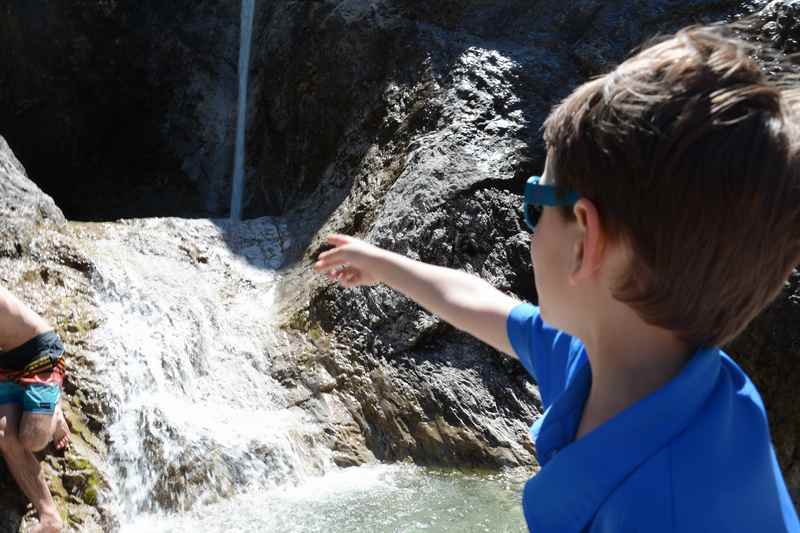 "Papa, schau mal der große Wasserfall", rufen die Kinder.