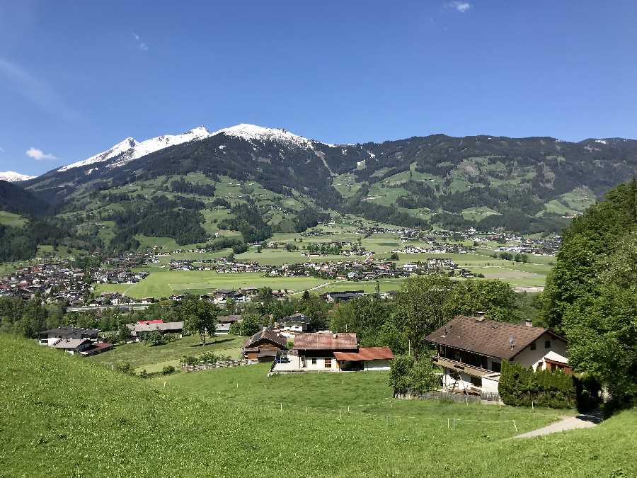 Unterwegs hast du diesen schönen Ausblick Richtung Fügen und Spieljoch