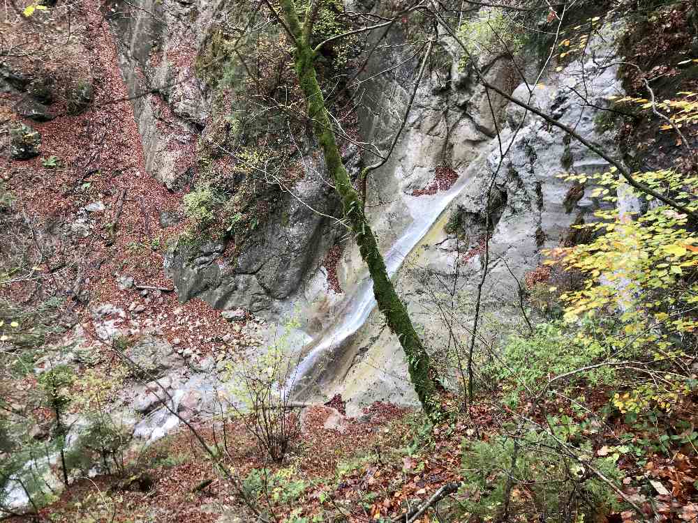 Oberhalb der Eis-Bobbahn am Königssee kommen wir zu diesem Wasserfall am Wanderweg