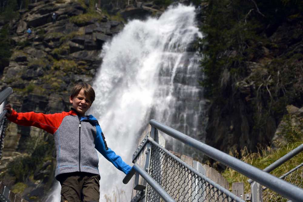 Die Kinder haben Spaß beim Wandern - dahinter tost das Wasser