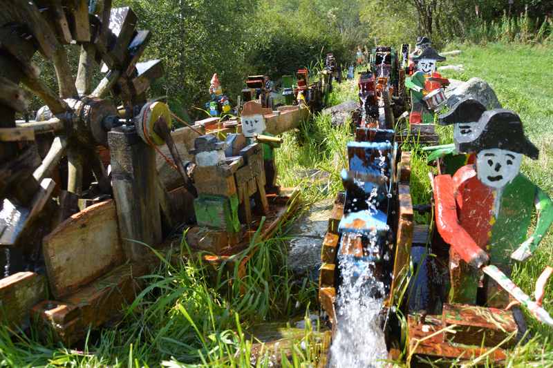 Wasserräder Wanderung Disentis - das Schönste für die Kinder sind die 40 Wasserräder