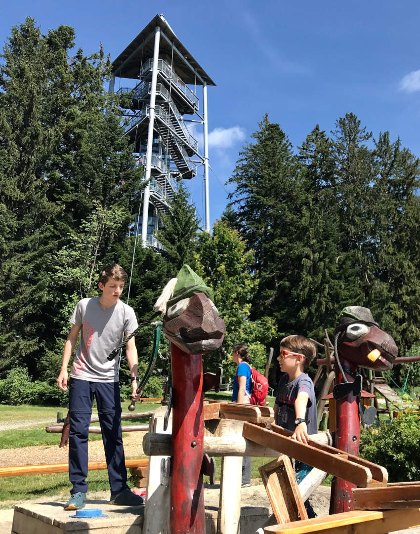 Toller Wasserspielplatz Allgäu - die Kinder können sich die Rinnen selbst legen und das Wasser leiten