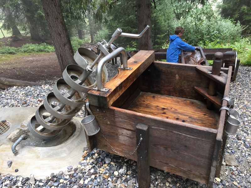 Es gibt sogar bei der Station 7 einen Wasserspielplatz am Globiweg in Lenzerheide