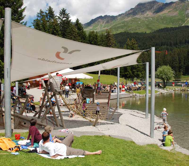 Das Ziel in Lenzerheide mit Kindern: Der Wasserspielplatz am Heidsee, neben dem Strand zum Baden