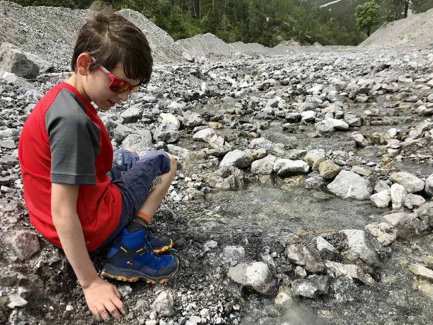 Wasserspielplatz der Natur: Mit wasserdichten Wanderschuhen können die Kinder am Stallenbach im Karwendel super spielen