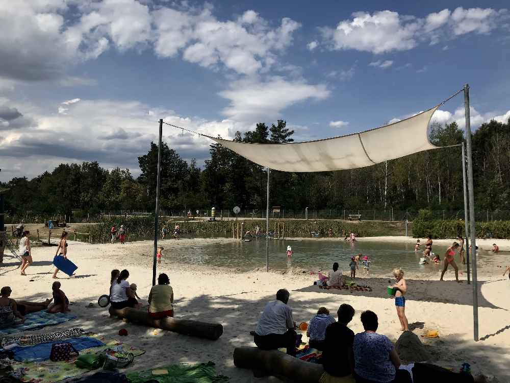 Besuch unbedingt den großartigen Wasserspielplatz am Murner See