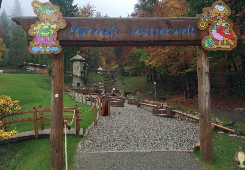 Wir wandern vorbei am Wasserspielplatz des Kinderhotel Oberjoch 