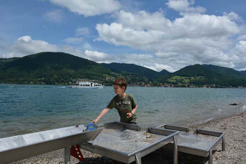 Der Wasserspielplatz direkt am Tegernsee mit Kindern. Hier kann man auch baden.