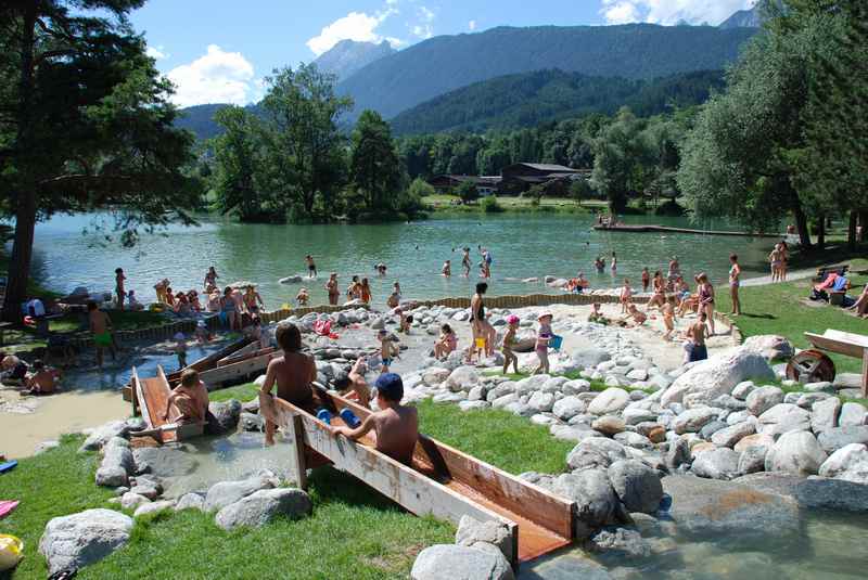 Spielplatz und Baden in Tirol: Der Wasserspielplatz am Badesee Weisslahn in Terfens