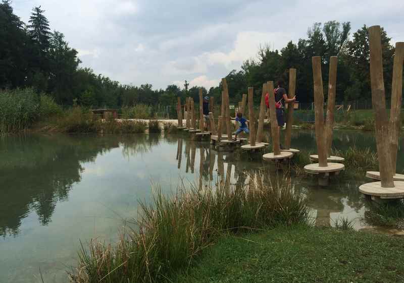 Erlebnispark Wasser Fisch Natur - so können Kinder über das Wasser laufen