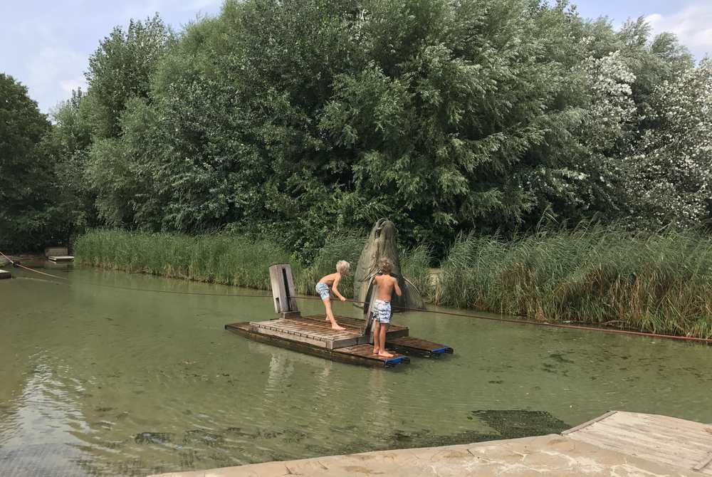 Waserspielplatz Donauinsel:  Das ist das Wasser mit dem Floß und dem wasserspeienden Fisch 