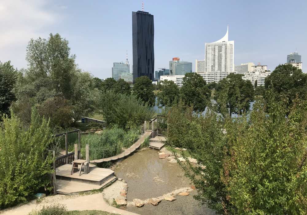 Waserspielplatz Donauinsel: Der Blick vom Hügel auf die Skyline von Wien  