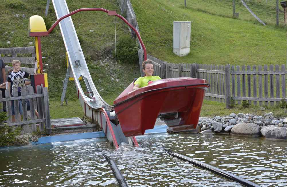 ... und dann volle Fahrt über die Schanze, Landung samt Bremsung im Wasser