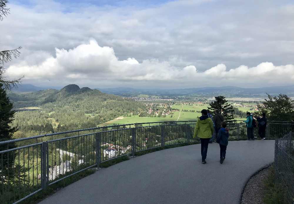 Das ist der Weg zum Schloss Neuschwanstein mit Ausblick auf die Wiesen rund um Schwangau