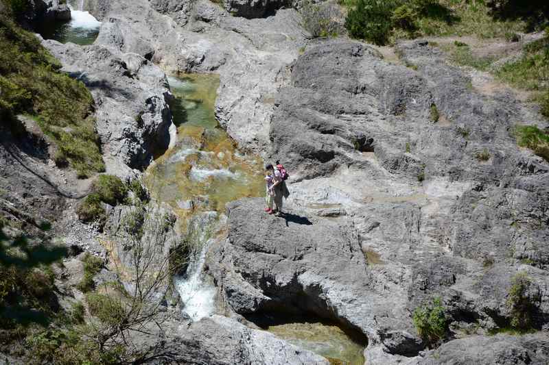 Auf dem Weg zu  Siebenhütten: Die kurze Weissbachklamm sehen wir von oben