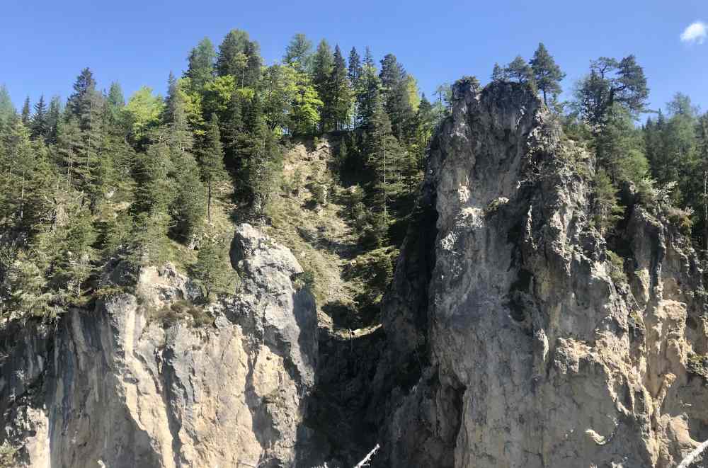 Wir kommen direkt zu den beeindruckenden Felstürmen der Weissen Wand