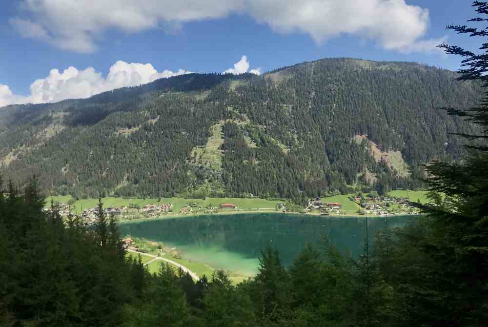 Bei der Bergfahrt schauen wir vom Lift auf den Weissensee