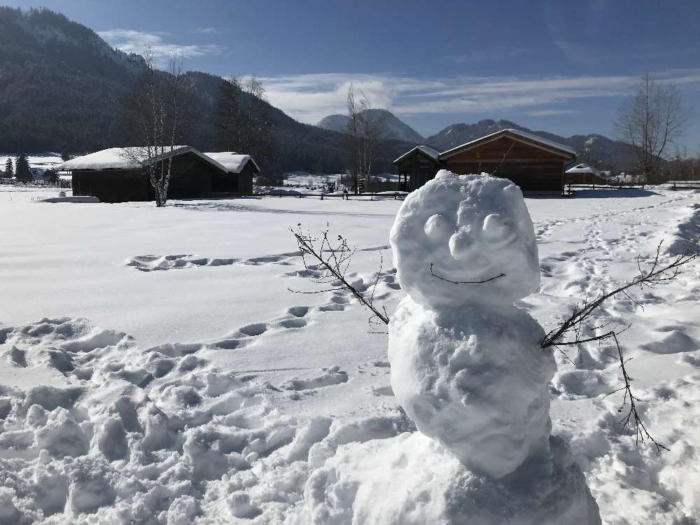 Weissensee eislaufen: Bei der Eisfläche finden wir auch einen Schneemann am Weissensee