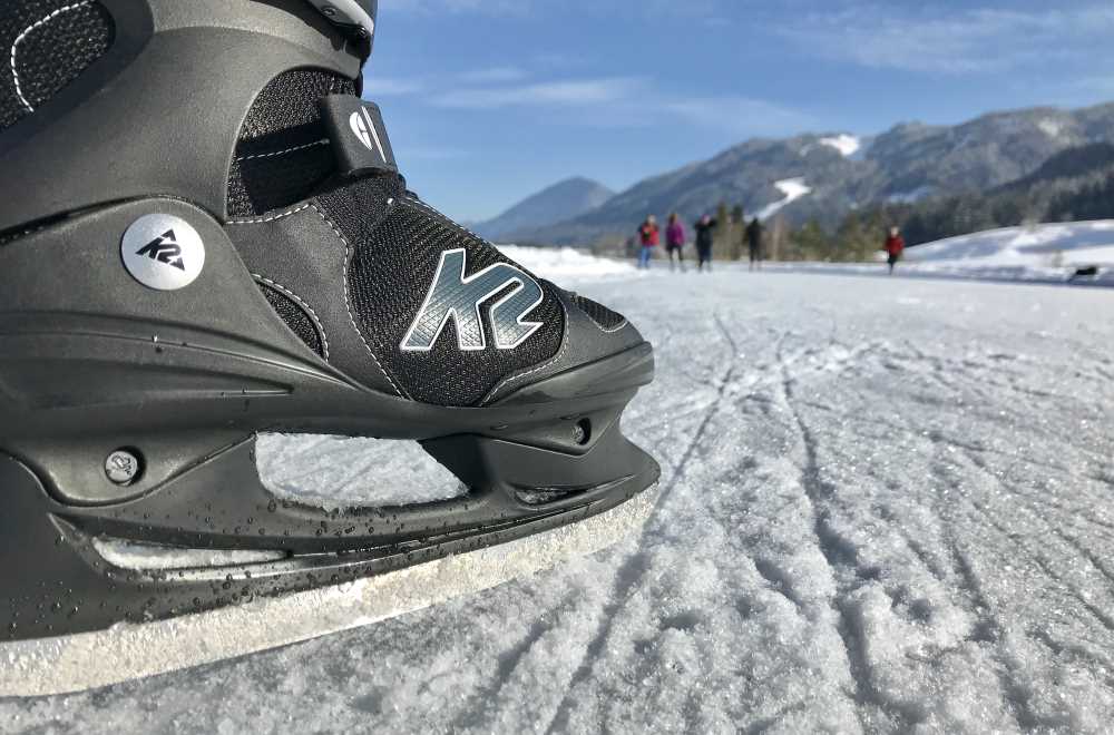 Weissensee eislaufen: Über das Natureis geht es mit den Eislaufschuhen schnell dahin.  