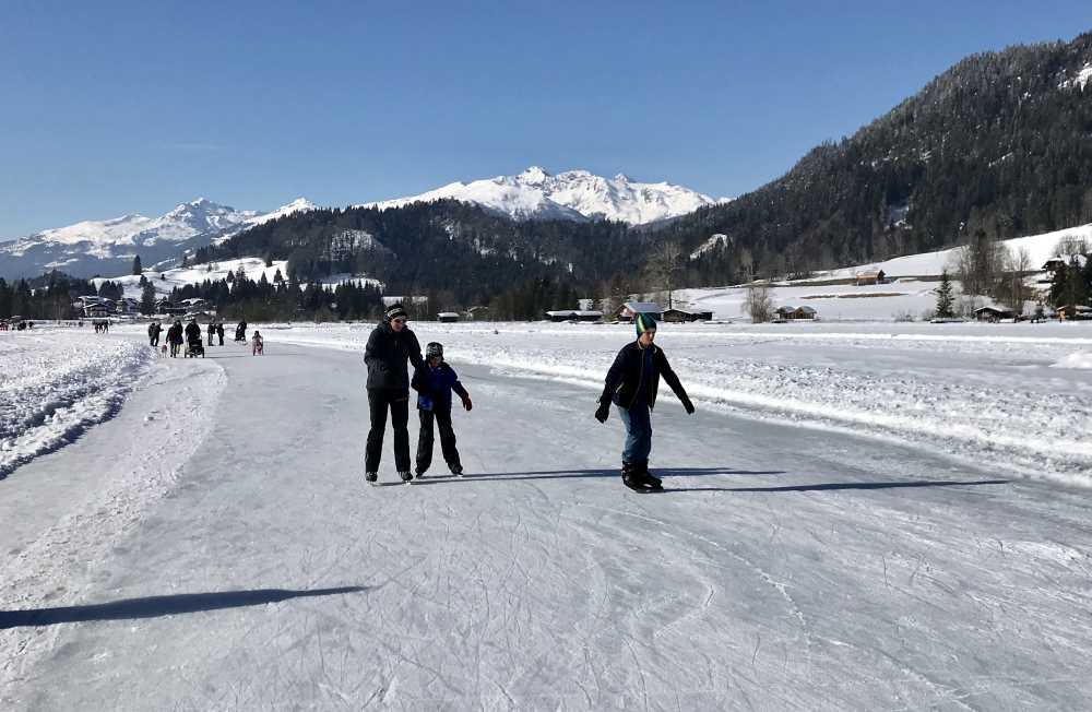 Weissensee eislaufen - Runde um Runde fahren wir mit den Schlittschuhen auf dem Weissensee