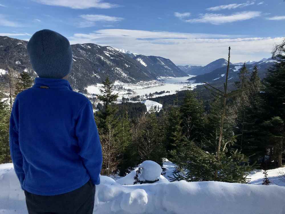 Weissensee Rodelbahn - Hier lohnt sich eine Pause in der Sonne mit Blick auf den Weissensee 