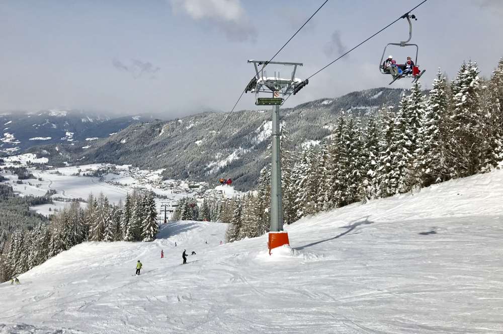 Skigebiet Weissensee: Mit dem Vierer-Sessellift fahren wir vom Weissensee hinauf in Richtung Naggler Alm  