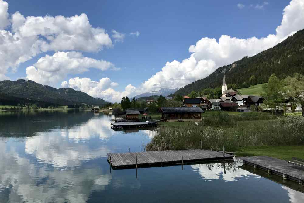 Über die Seebrücke spazieren wir hinüber nach Techendorf und schauen auf den Weissensee