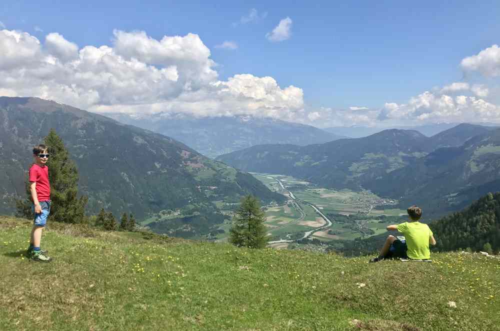 Wir bleiben hier und haben diesen Ausblick ins Drautal in Kärnten